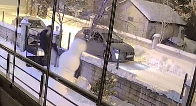 Aracından indi kardan adamı yıkıp gitti