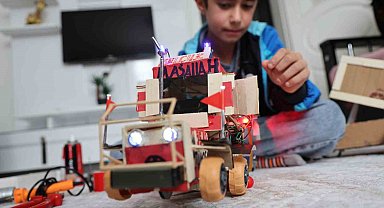 Atık malzemeler ve harçlığıyla traktör maketi üreten Selçuk, Selçuk Bayraktar'ı örnek alıyor