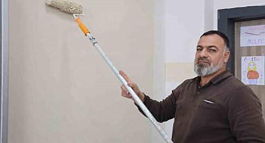 Bir babanın vefası: Şehit oğlunun adını taşıyan okulu kendi elleriyle yeniliyor