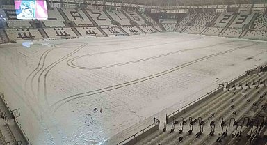 Elazığ Atatürk Stadyumu karla kaplandı