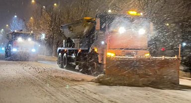Elazığ Belediyesi, karla mücadele çalışmalarını sürdürüyor