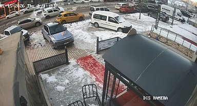 Elazığ'da 3 aracın karıştığı kaza kamerada: 1 yaralı