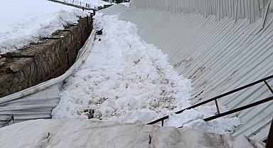 Elazığ'da ahırın tavanı çöktü