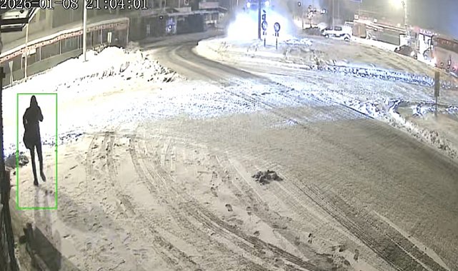 Elazığ'da buzlanma nedeniyle kayan tır KGYS direğine çarptı: 1 yaralı