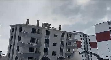 Elazığ'da hasarlı bina iş makinesiyle yıkıldı