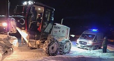 Elazığ'da hastaya giderken karda mahsur kalan ambulans kurtarıldı
