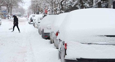 Elazığ'da kar kalınlığı 20 santimetreyi buldu, araçlar görünmez hale geldi