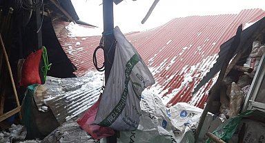 Elazığ'da kar ve fırtına köyün tek marketini kullanılamaz hale getirdi