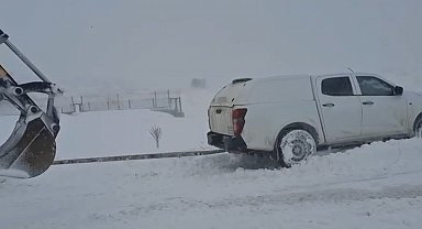 Elazığ'da karda mahsur kalan araçlar kurtarıldı
