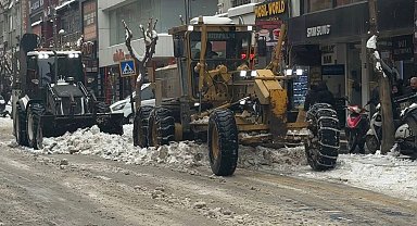 Elazığ'da karla mücadele ekipleri sahada