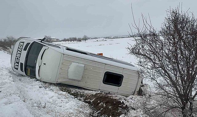 Elazığ'da minibüs şarampole devrildi: 9 yaralı