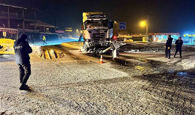 Elazığ'da tır kavşaktaki refüje çıktı: 1 yaralı