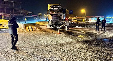 Elazığ'da tır kavşaktaki refüje çıktı: 1 yaralı