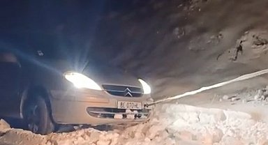 Elazığ'da yolda mahsur kalan araç kurtarıldı