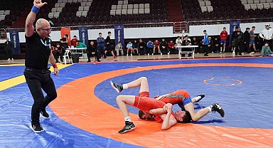 Gençler Güreş Müsabakaları Elazığ'da sürüyor