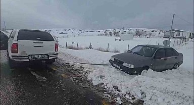 Göreve giden valilik koruma ekibi, yolda kalan vatandaşı kurtardı