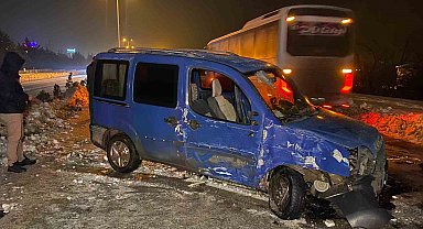 Hafif ticari araç, direğe çarpıp karşı şeride geçti: 4 yaralı