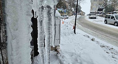 Harput'ta dondurucu soğuklar: Çatılarda metrelerce buz sarkıtları oluştu
