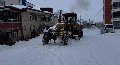Karakoçan'da karla mücadele çalışmaları sürüyor
