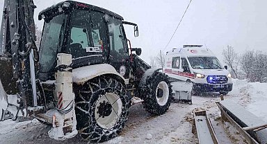 Karla kaplı yolda kalan ambulansı ekipler kurtardı