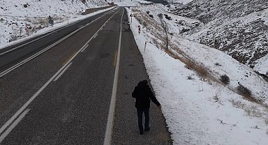 Kuşlar için yol kenarlarına buğday serptiler