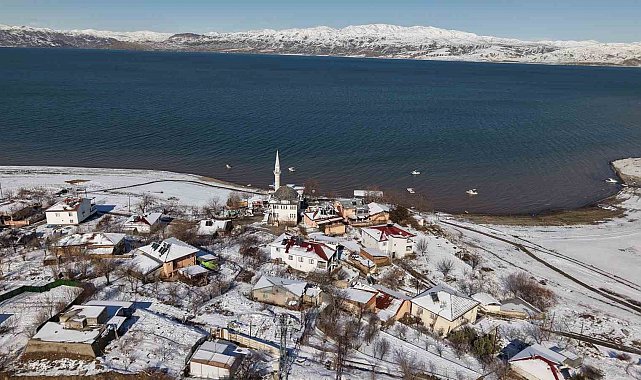 Mavinin ve beyazın buluştuğu köy, eşsiz manzaralar oluşturdu