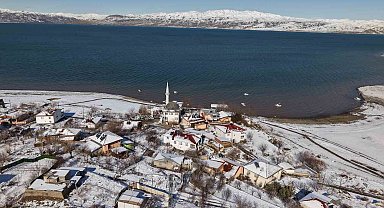 Mavinin ve beyazın buluştuğu köy, eşsiz manzaralar oluşturdu