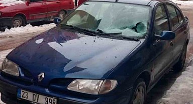 Üzerine buz düşen aracın camı kırıldı