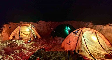 Yazın dalgalanan bayrak kışın buz kesti, o anlar görüntülendi