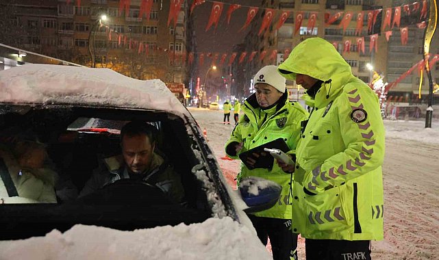 Yeni yılın ilk saatlerinde polis ekiplerinden denetim