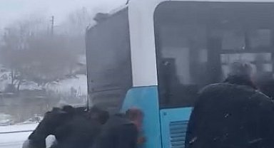 Yolda kalan yolcu otobüsünün yardımına vatandaşlar yetişti