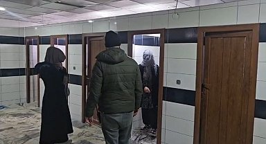 Zabıtadan kaçan dilenciler cami tuvaletinde yakalandı