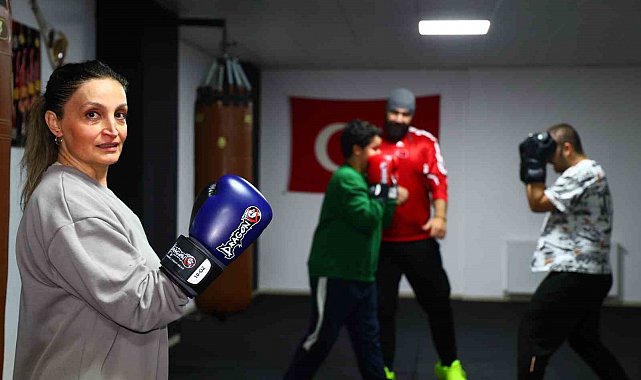 47 yaşındaki hemşire anne çocuklarıyla birlikte eldiven giyip ringe çıktı