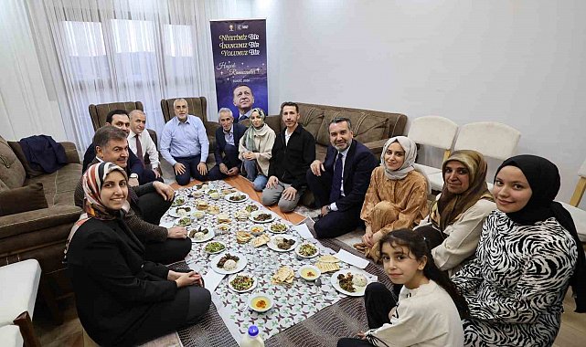 Bakan Işıkhan, evlerine kavuşan depremzede ailenin iftar sofrasına konuk oldu