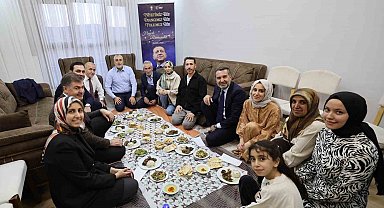 Bakan Işıkhan, evlerine kavuşan depremzede ailenin iftar sofrasına konuk oldu