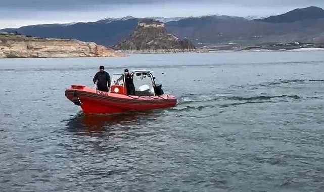 Dalgıç polisler Keban Baraj sahasında yaşlı adamı arıyor