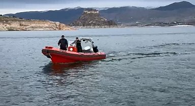 Dalgıç polisler Keban Baraj sahasında yaşlı adamı arıyor