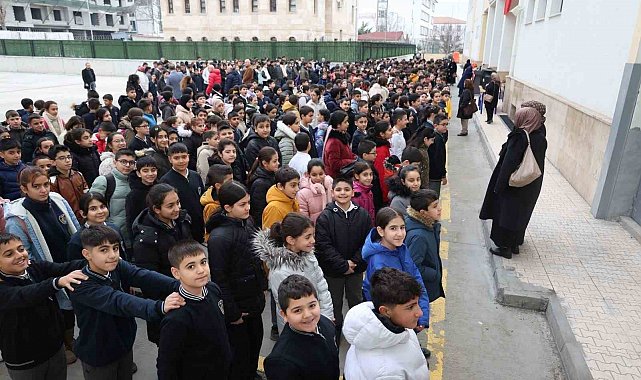 Depremde hayatını kaybedenler Elazığ'daki okullarda anıldı