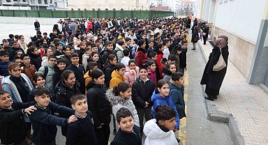 Depremde hayatını kaybedenler Elazığ'daki okullarda anıldı