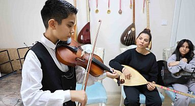 Depremden sonra müziğe sarılan anne çocuklarıyla üç enstrüman çalıyor