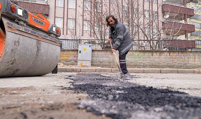 Elazığ'da asfalt yama uygulaması sürüyor