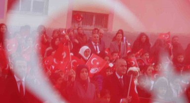 Elazığ'da ikinci dönemin ilk ders zili 'Bayrak Sevgisi' ile çaldı