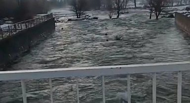 Elazığ'da kar suları eridi, dereler coştu