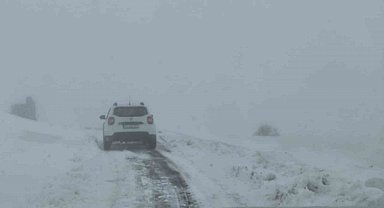 Elazığ'da kar yağışında mahsur kalan araç kurtarıldı