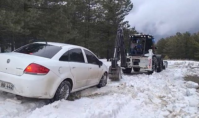 Elazığ'da karda mahsur kalan otomobil kurtarıldı