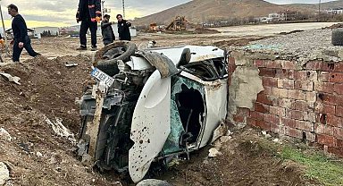 Elazığ'da otomobil aydınlatma direğine çarptı: 2 yaralı