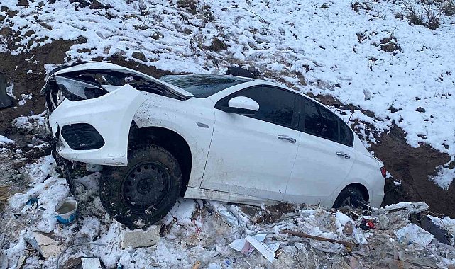 Elazığ'da otomobil şarampole uçtu: 2 yaralı