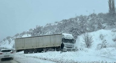 Elazığ'da şarampole kayan tır kara saplandı