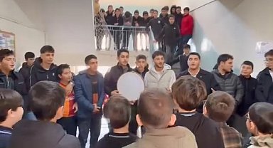 İlahi akımına Elazığ'da katıldı