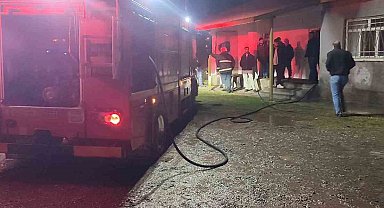 Karakoçan'da rüzgarın tutuşturduğu bacayı itfaiye ekipleri söndürdü